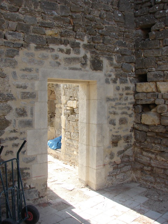 Porte restaure donnant sur la chambre Ouest